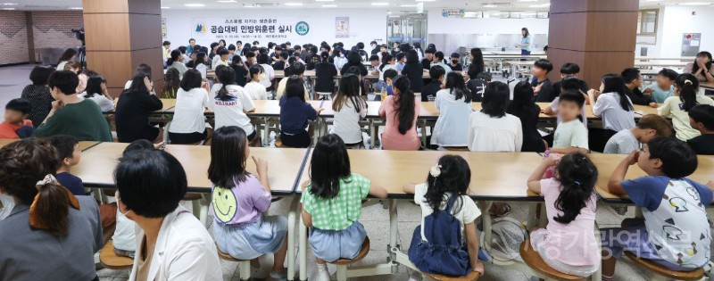 임태희 교육감 초등학교 민방위 대피훈련&nbsp;시행 사진(1).png