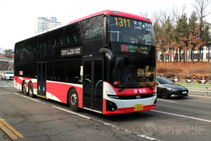 1-1 오산시 친환경 2층 전기버스 시대 개막,1311번·5300번 서울行 광역버스에 투입.JPG