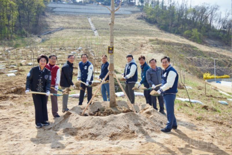 식목일 행사 참석한 김동연, “오늘 심은 나무가 기후변화 대응의 커다란 씨앗 되길 희망”