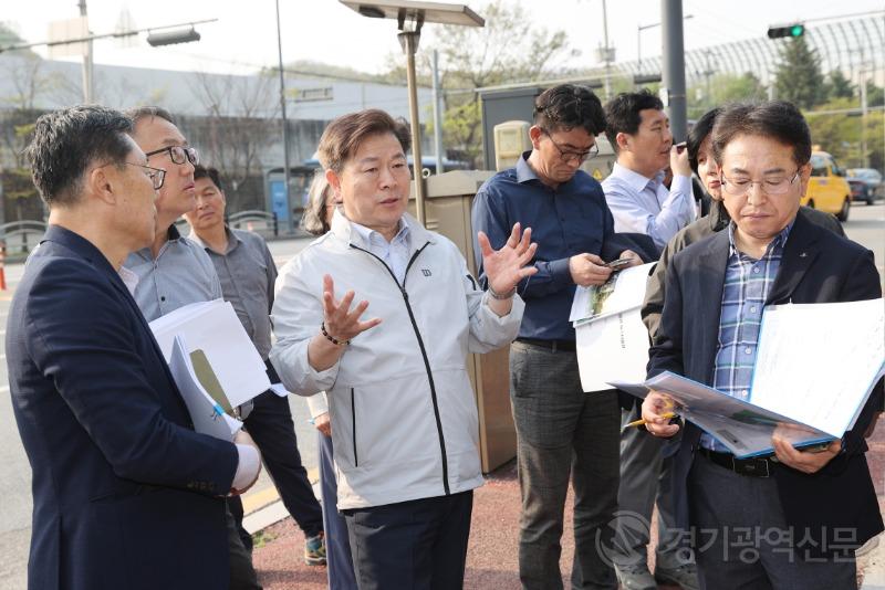 (광명2)박 시장은 지난 11일 오후 기본계획을 마련하고 있는 올레길 코스를 걸으며 현장을 살폈다.jpg