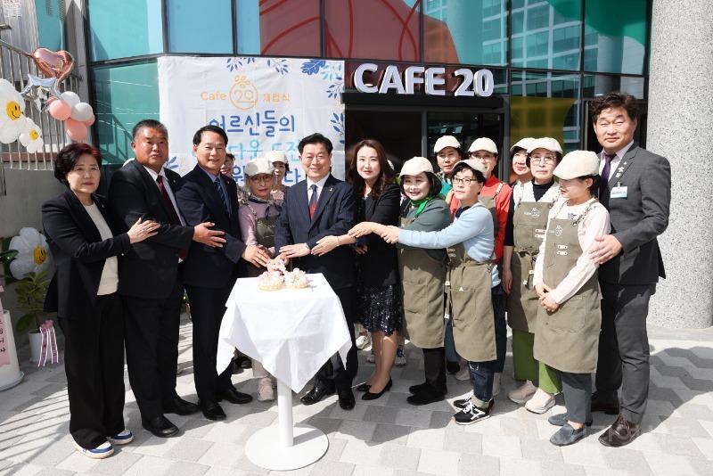 (광명1)광명시니어클럽은 18일 오후 광명시 인생플러스센터 1층에서 ‘CAFE(카페)-20’ 개소식을 개최했다.jpg