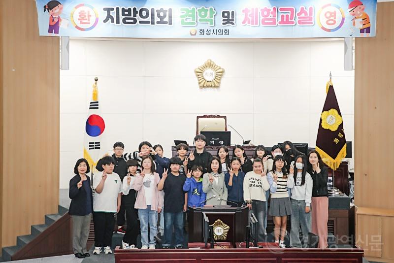 사진1)비봉초등학교와 김경희 화성시의장 단체.jpg